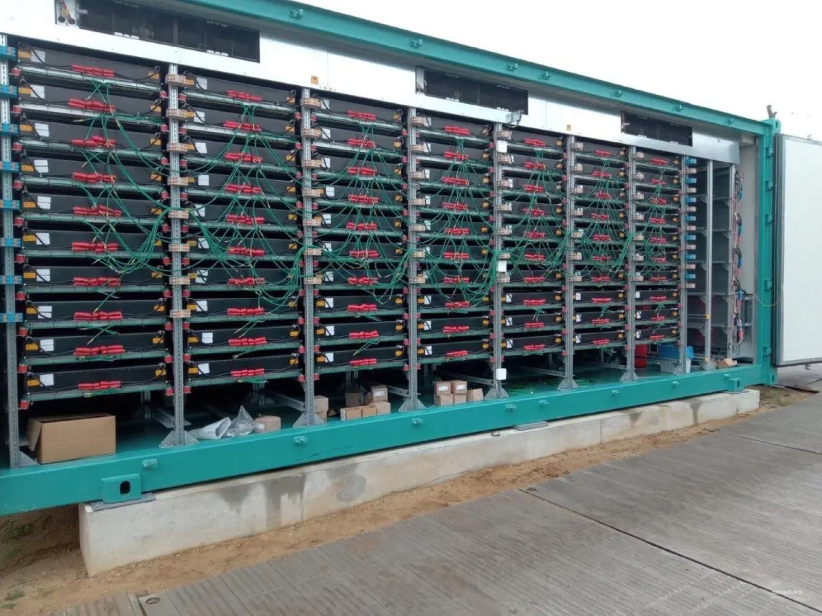 Bateriové úložiště u pozemní fotovoltaické elektrárny