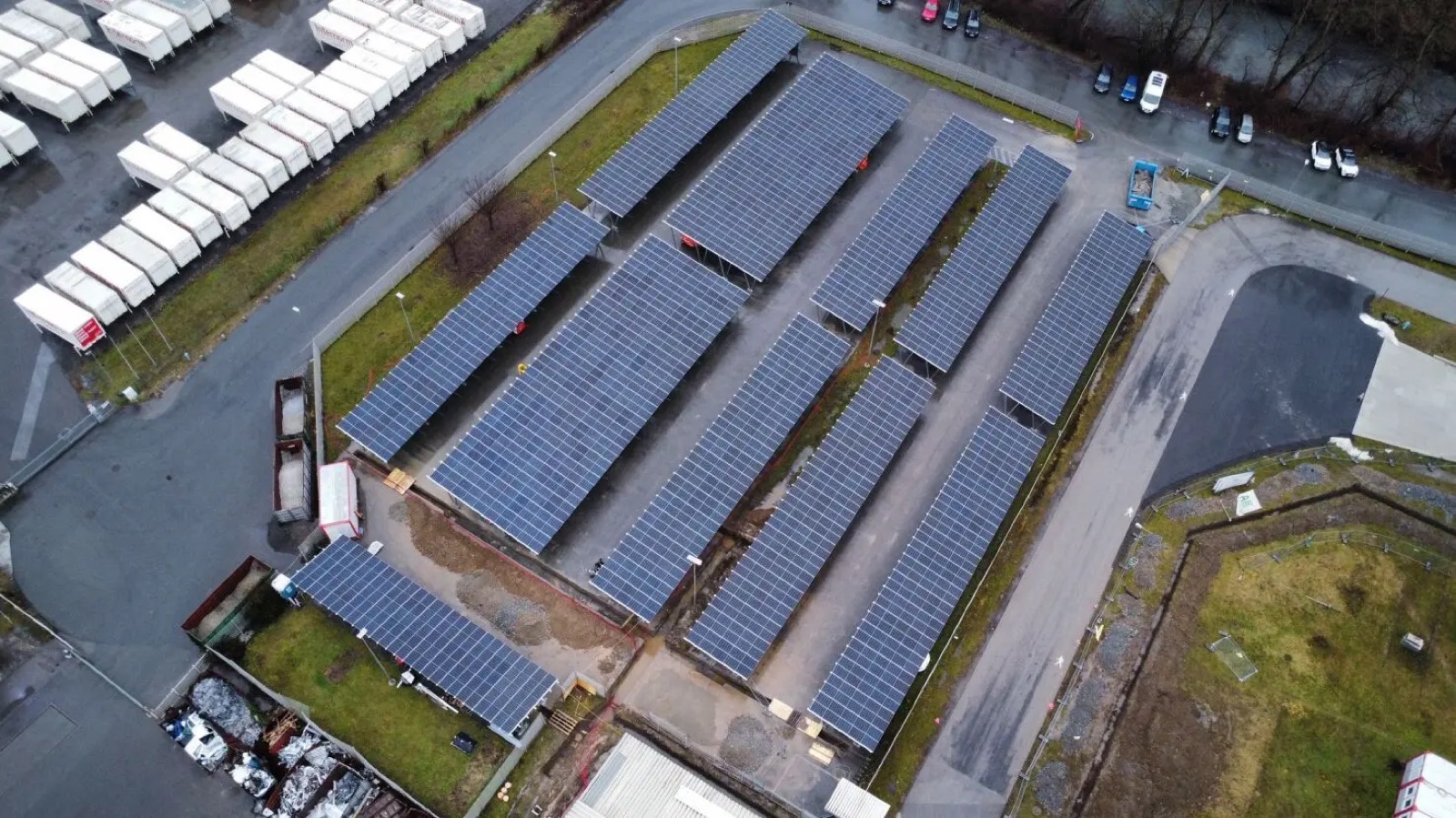 Solární carport s fotovoltaickými panely na střeše přístřešku pro vozidla