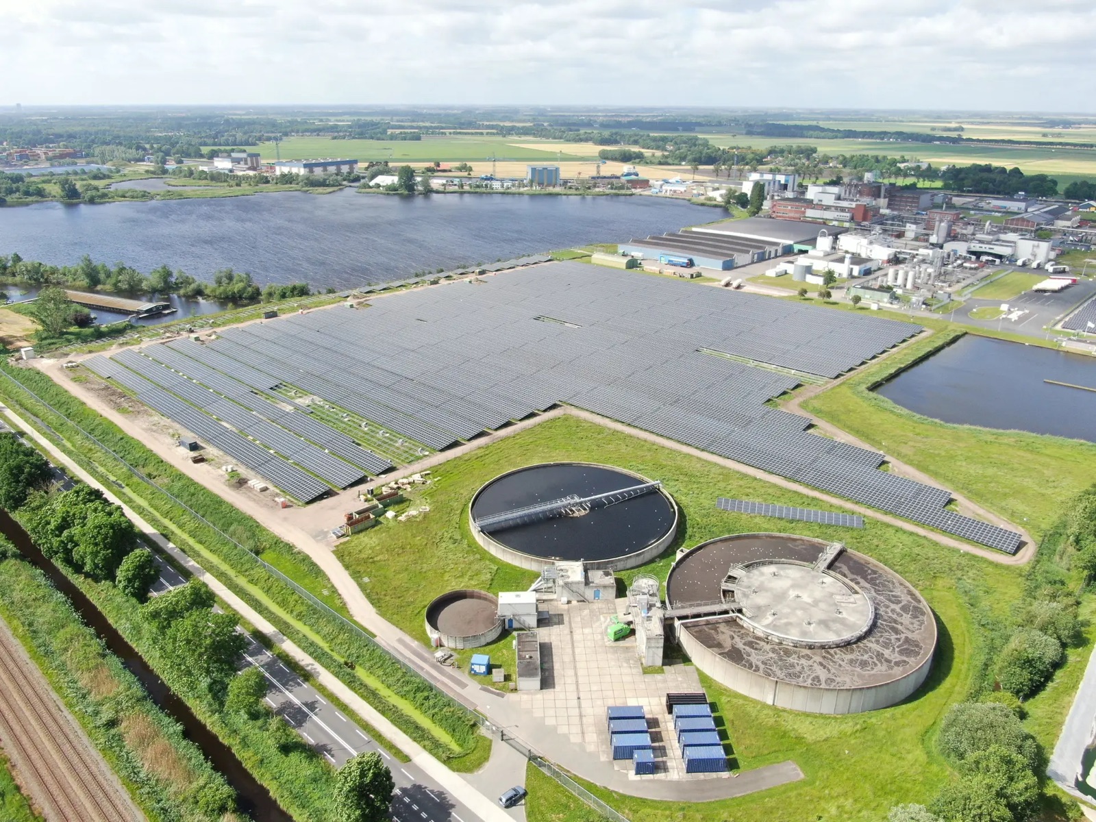 Letecký pohled na pozemní fotovoltaickou elektrárnu Foxhol u vodárenského areálu, Nizozemsko