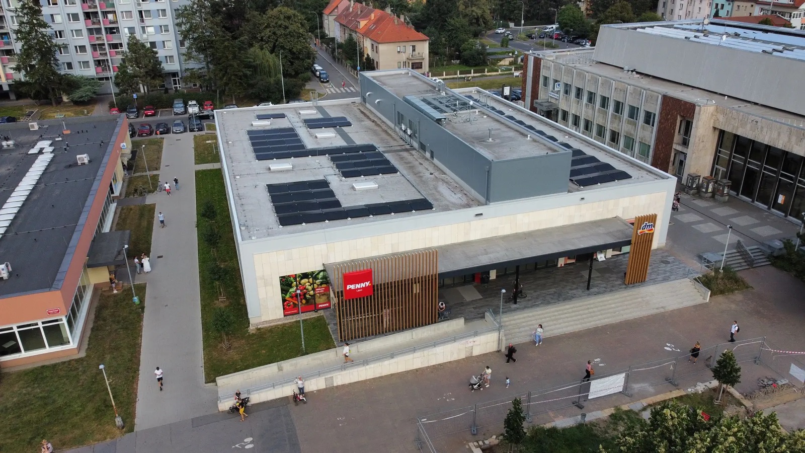 Střešní fotovoltaická instalace na obchodní budově